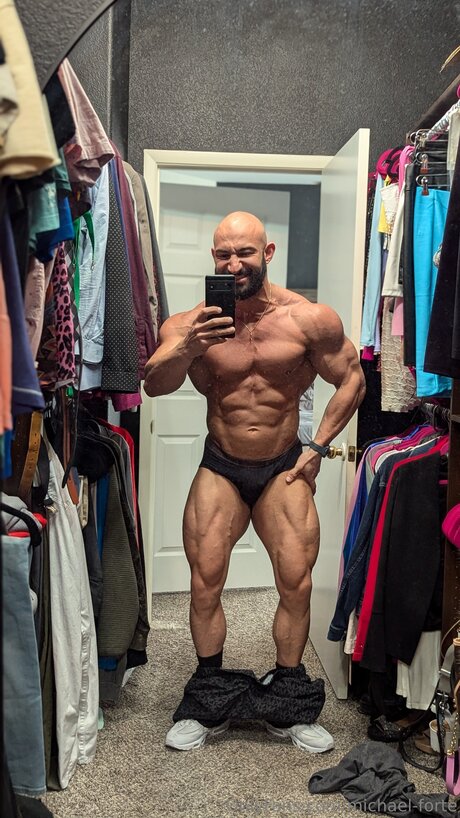 Naakte gelekte OnlyFans-foto van Michael Forte