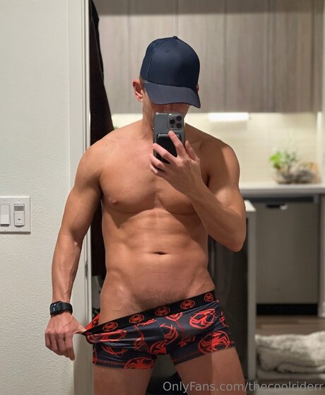 Naakte gelekte OnlyFans-foto van Thecoolriderr