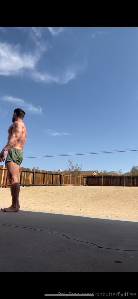 Naakte gelekte OnlyFans-foto van Ironbutterfly4free