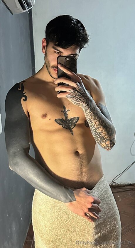Naakte gelekte OnlyFans-foto van Augst Ts
