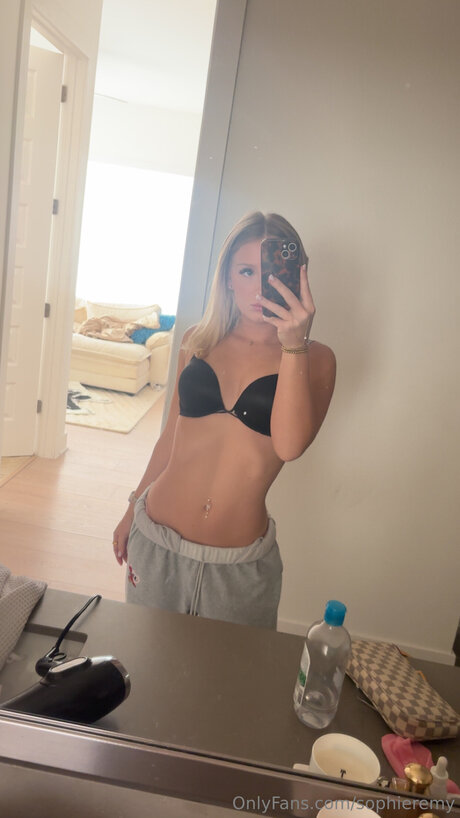 Naakte gelekte OnlyFans-foto van Sophieremy