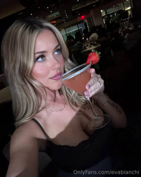 Naakte gelekte OnlyFans-foto van Evabianchi