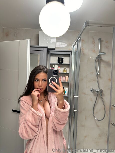 Naakte gelekte OnlyFans-foto van Aisha Madness