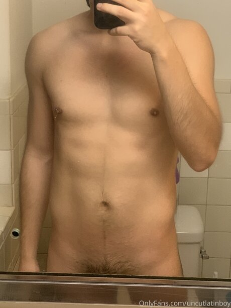 Naakte gelekte OnlyFans-foto van Uncutlatinboy