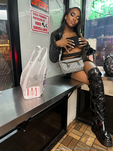 Naakte gelekte OnlyFans-foto van Mommy Ny