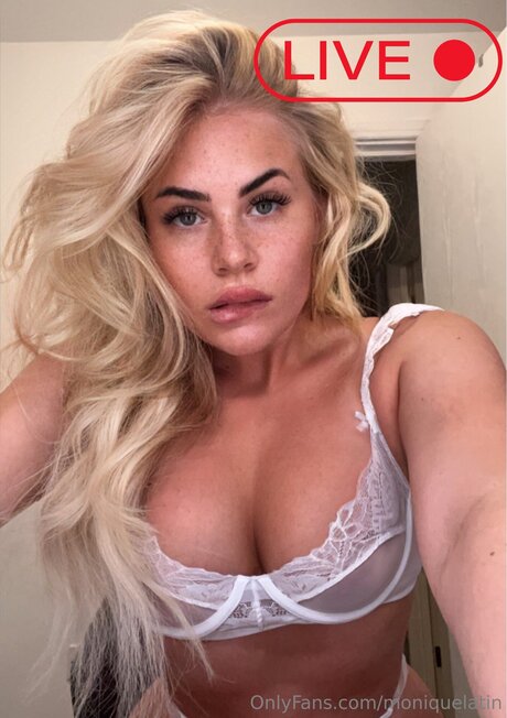 Naakte gelekte OnlyFans-foto van Moniquelatin