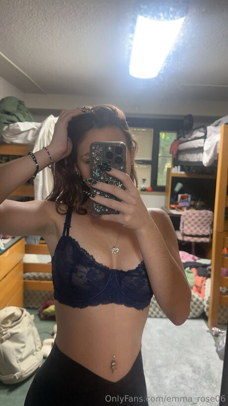 Naakte gelekte OnlyFans-foto van Emma Rose06