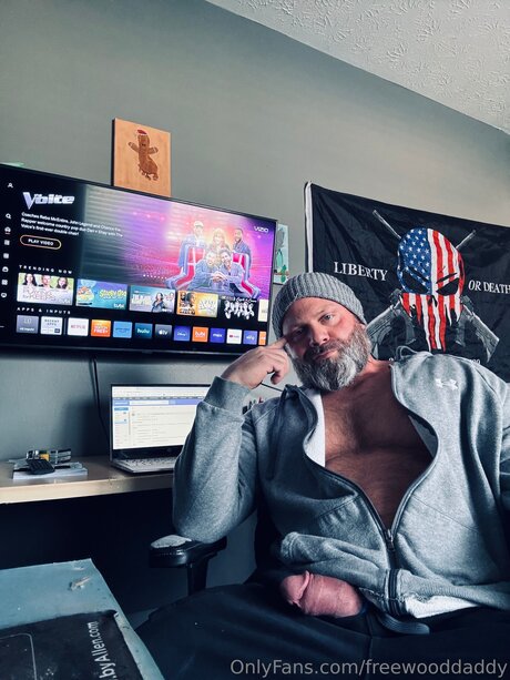 Naakte gelekte OnlyFans-foto van Freewooddaddy