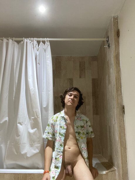Naakte gelekte OnlyFans-foto van Santiboy
