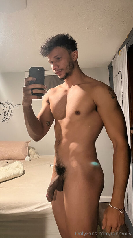 Naakte gelekte OnlyFans-foto van Ronnyxlv