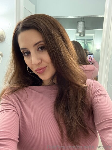 Brunette Hotwife
