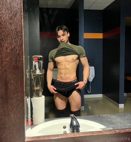 Naakte gelekte OnlyFans-foto van Neoakira
