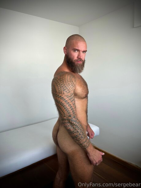 Naakte gelekte OnlyFans-foto van Sergebear