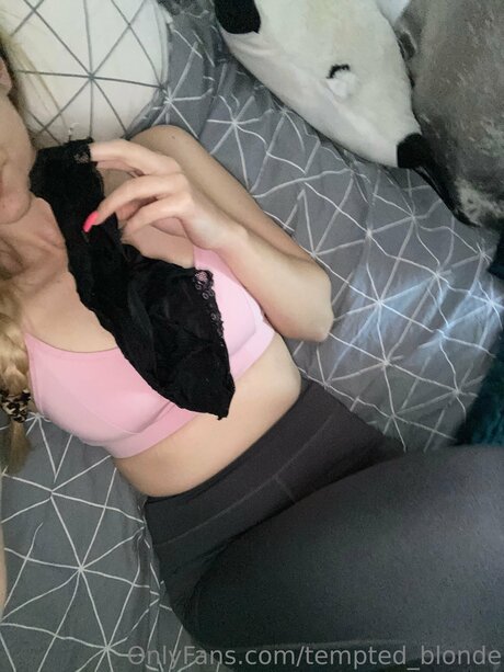 Naakte gelekte OnlyFans-foto van Tempted Blonde