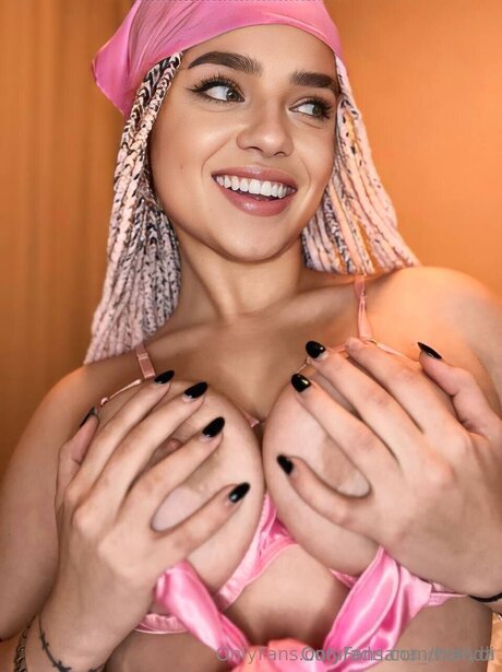 Naakte gelekte OnlyFans-foto van Hollydi