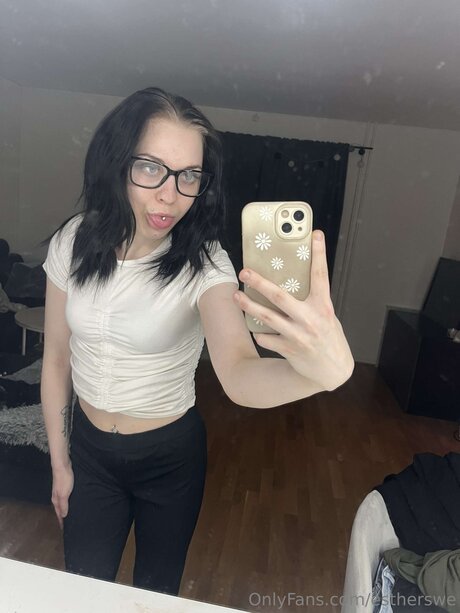 Naakte gelekte OnlyFans-foto van Estherswe
