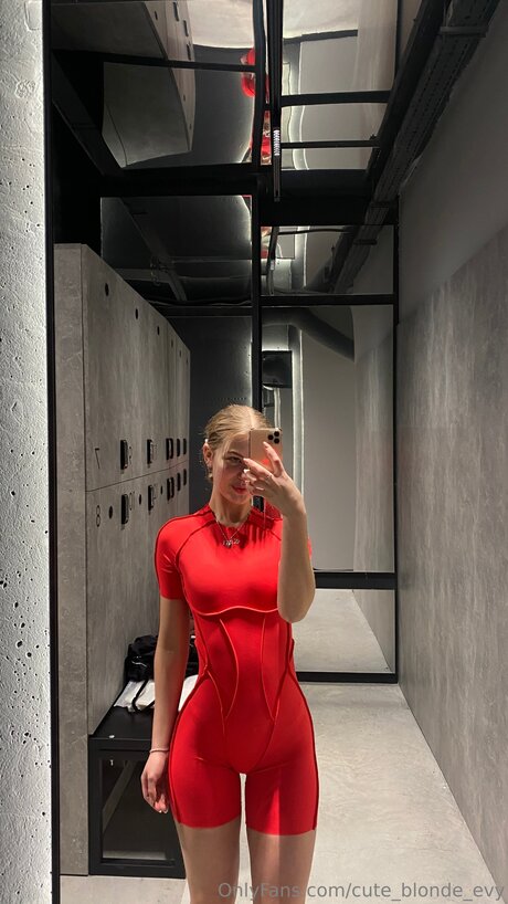 Naakte gelekte OnlyFans-foto van Cute Blonde Evy