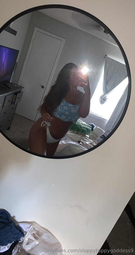 Naakte gelekte OnlyFans-foto van Sloppytoppygoddess9