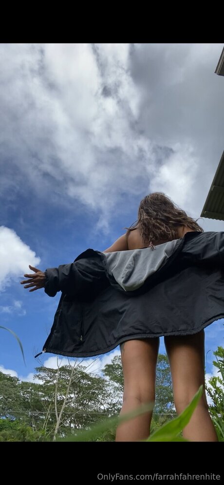 Naakte gelekte OnlyFans-foto van Farrahfahrenhite