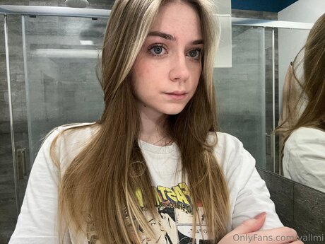 Naakte gelekte OnlyFans-foto van Vallmi