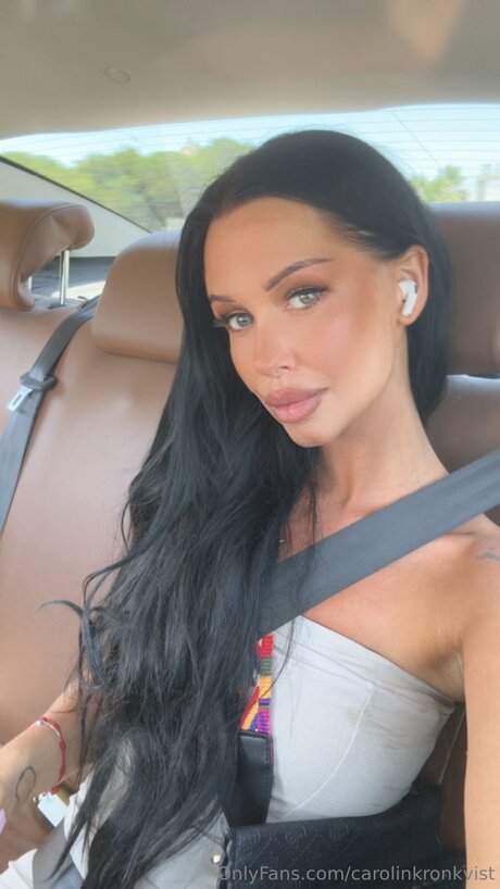 Naakte gelekte OnlyFans-foto van Carolinkronkvist