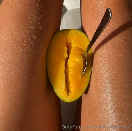 Naakte gelekte OnlyFans-foto van Nikki Delavega