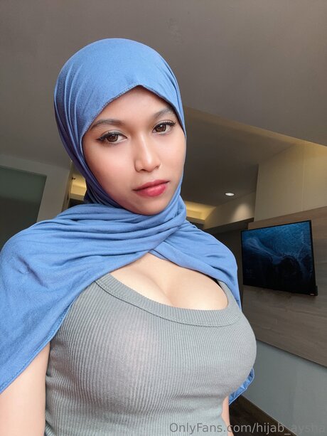 Naakte gelekte OnlyFans-foto van Hijab Aysha