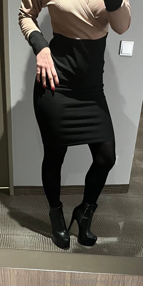 Naakte gelekte OnlyFans-foto van Nylonfeet Stiletto Free