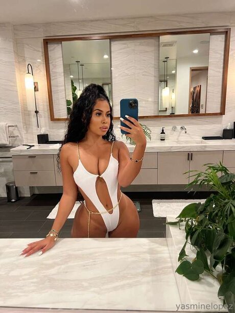 Naakte gelekte OnlyFans-foto van Yasminelopez