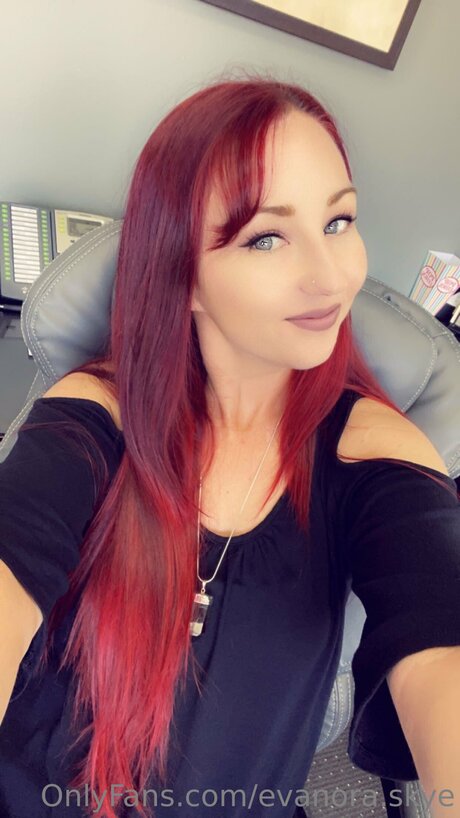 Naakte gelekte OnlyFans-foto van Evanora Skye