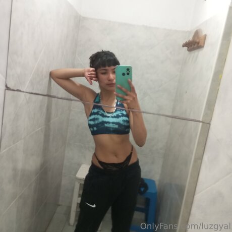 Naakte gelekte OnlyFans-foto van Luzgyal