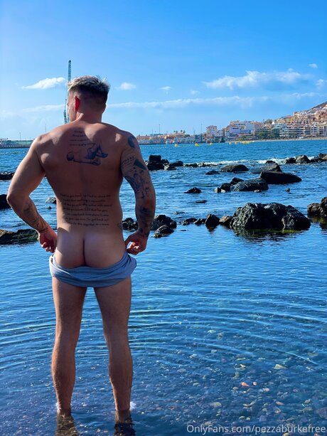 Naakte gelekte OnlyFans-foto van Pezzaburke66