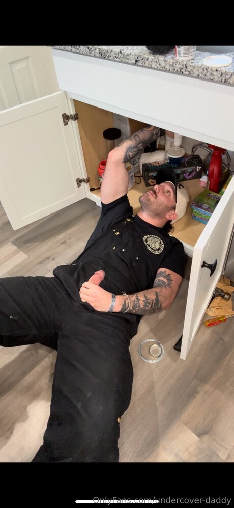 Naakte gelekte OnlyFans-foto van Undercover Daddy