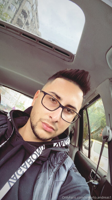 Naakte gelekte OnlyFans-foto van Roberto Andreas1