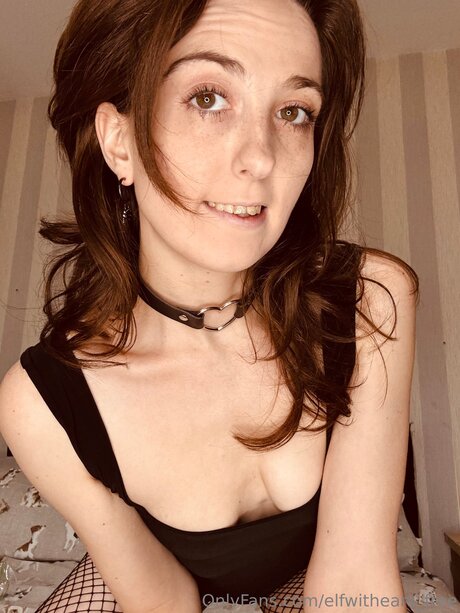 Naakte gelekte OnlyFans-foto van Elfwithears Free