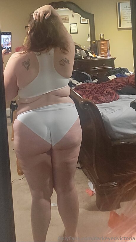 Naakte gelekte OnlyFans-foto van Darkeyedvictoria