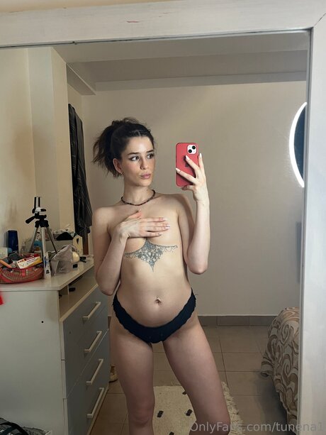 Naakte gelekte OnlyFans-foto van Tunena1