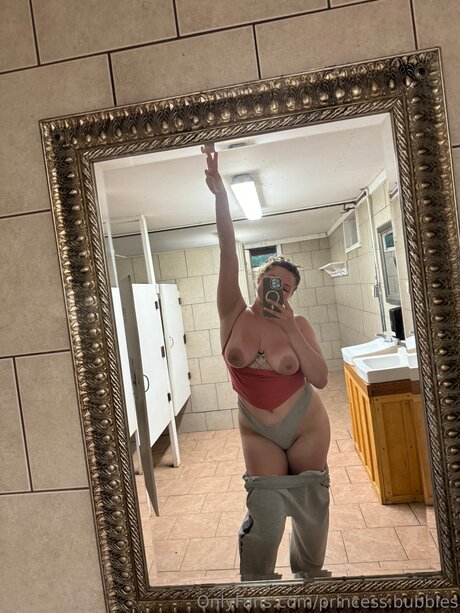 Naakte gelekte OnlyFans-foto van Princess Bubbles