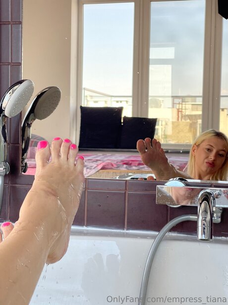 Naakte gelekte OnlyFans-foto van Empress Tiana
