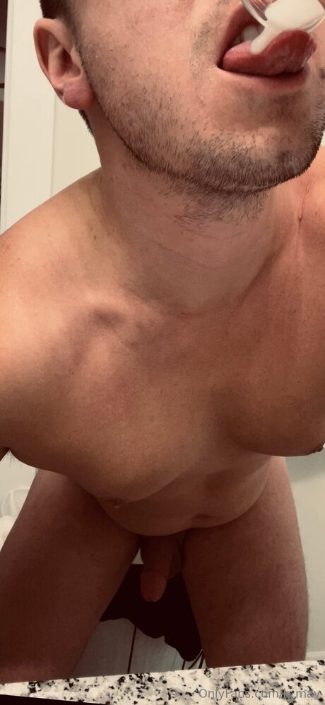 Naakte gelekte OnlyFans-foto van K Mav