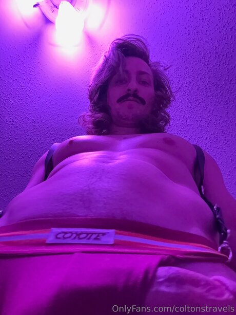 Naakte gelekte OnlyFans-foto van Coltonstravels