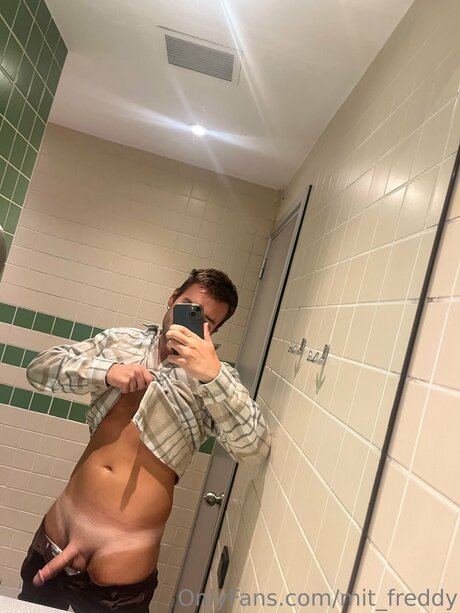 Naakte gelekte OnlyFans-foto van Mit Freddy
