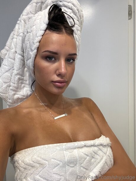 Naakte gelekte OnlyFans-foto van Shyjudge