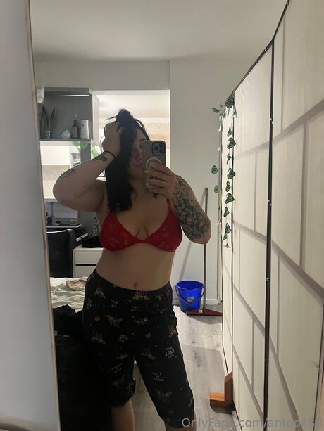 Naakte gelekte OnlyFans-foto van Antook88