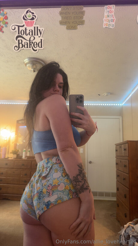 Naakte gelekte OnlyFans-foto van Allie Loveheart24