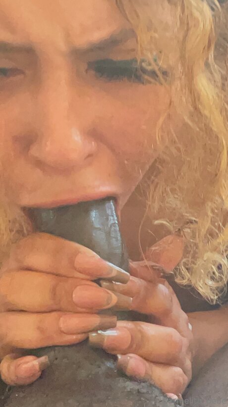 Naakte gelekte OnlyFans-foto van Carmelita Bebe