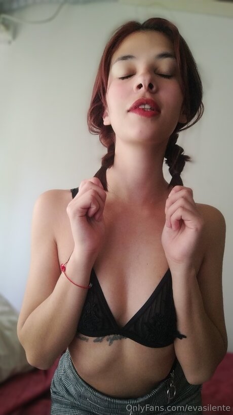 Naakte gelekte OnlyFans-foto van Evasilente