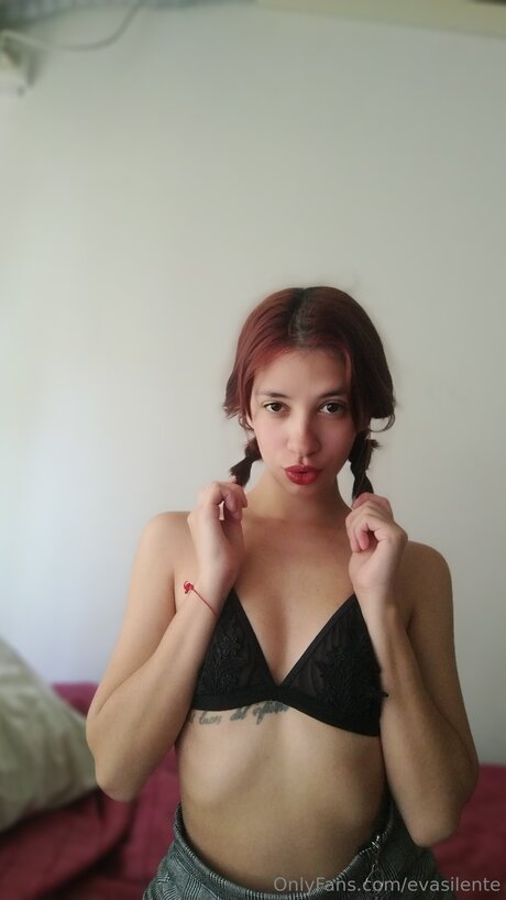 Naakte gelekte OnlyFans-foto van Evasilente