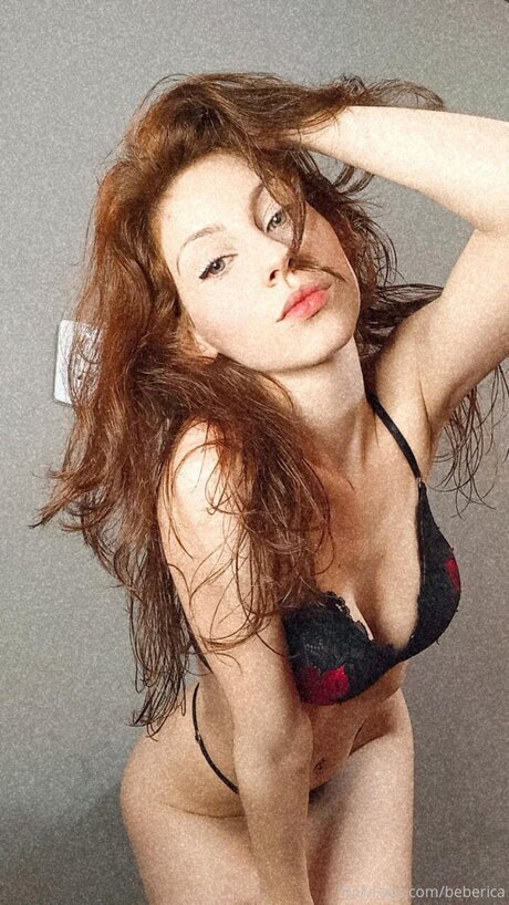 Naakte gelekte OnlyFans-foto van Beberica