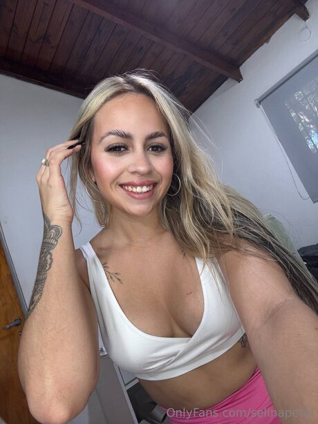 Naakte gelekte OnlyFans-foto van Selinapetal